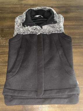 The North Face Women's Hybrination Thermal 3D Faux Fur Trim Vest Black Small